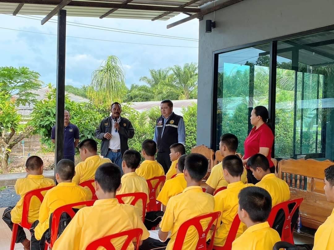 โครงการส่งเสริมการเรียนรู้กลุ่มยุวเกษตรกร ประจำปี  2567 อบต.ทุ่งหลวง ร่วมกับ รร.ชุมชนบ้านเขาหลาง
  ☘️🍀จัดการอบรมให้ความรู้ ความเข้าใจด้านเกษตรกรแก่นักเรียนและเยาวชน รร.ชุมชนบ้านเขาหลาง จำนวน 30 คน โดยมี นายประสพโชค  เจริญวิริยะภาพ (นายก อบต.ทุ่งหลวง) กล่าวเปิดโครงการ